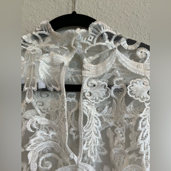 Beautiful detailed lace Retta x Eloquii mock neck white top size medium - Picture 5 of 6